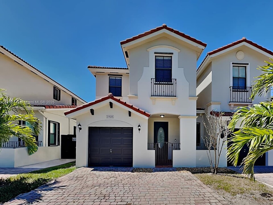 3928 SW 69th Ave in Miami, FL - Building Photo
