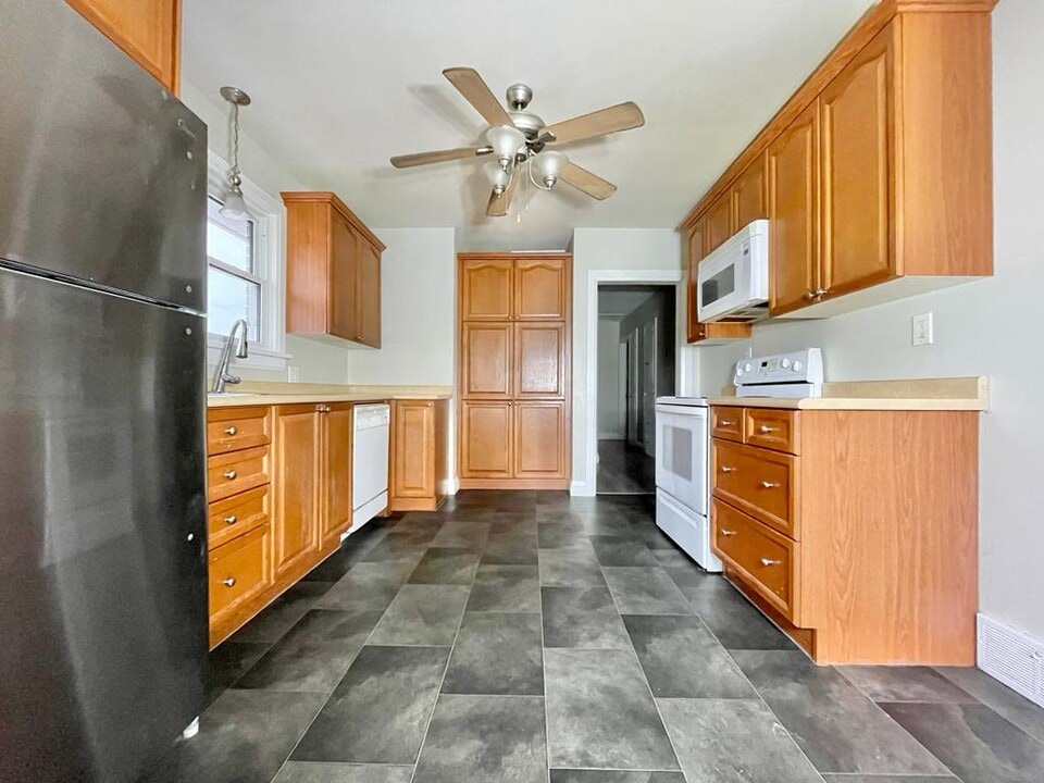19 Perth St in St Catharines, ON - Building Photo