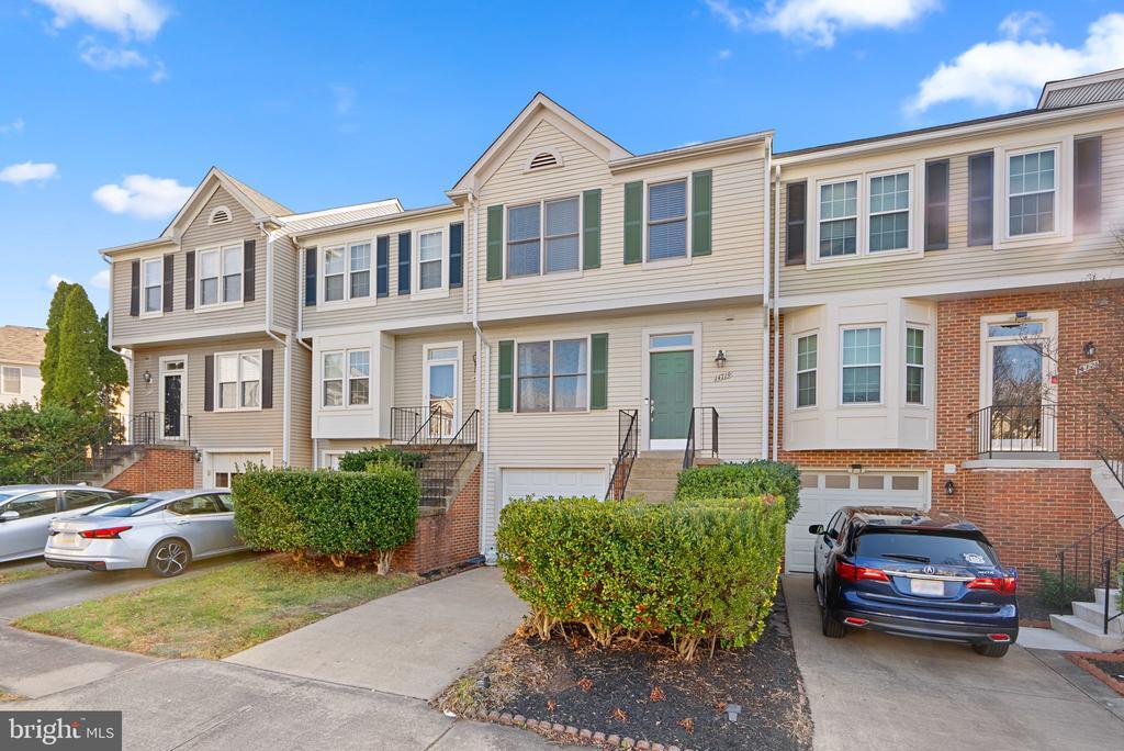 14719 Grobie Pond Ln in Centreville, VA - Building Photo