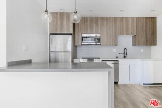 6350 Willoughby Ave in Los Angeles, CA - Building Photo - Building Photo