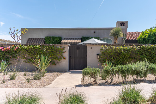Center Court in Palm Springs, CA - Building Photo - Primary Photo