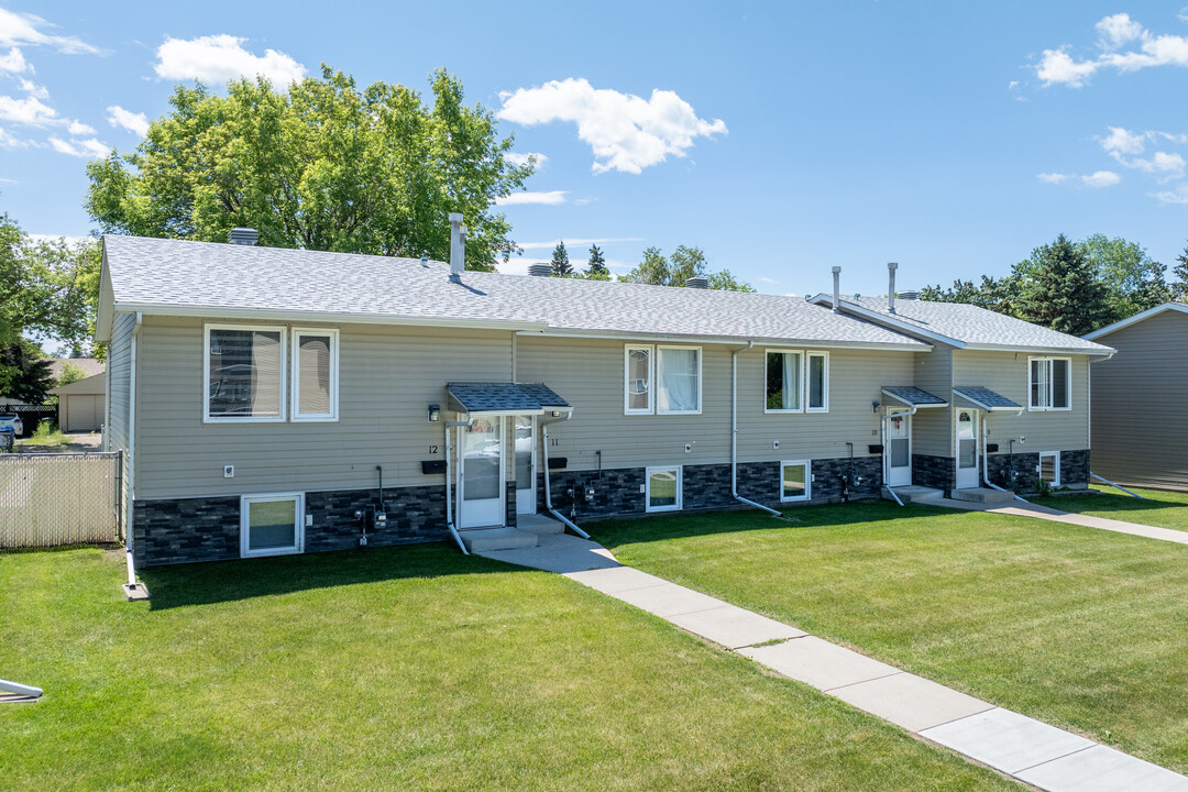 60A Townhomes in Red Deer, AB - Building Photo