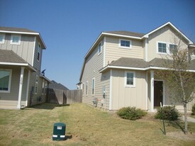 207 Whisper Rill Dr in Hutto, TX - Foto de edificio - Building Photo