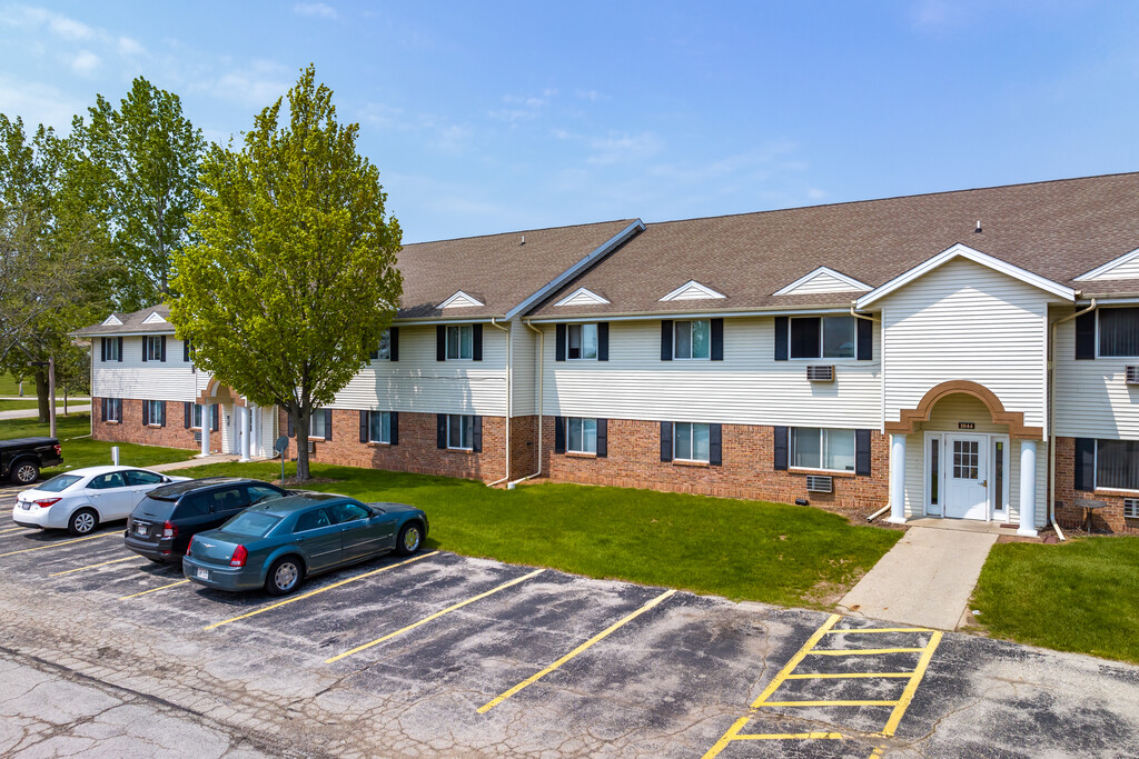 Harbor Ridge Apartments in Port Washington, WI | ApartmentHomeLiving.com