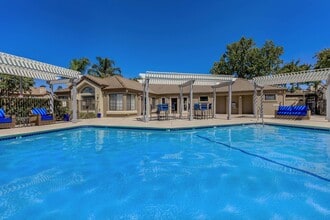 Oak Hills Apartments in Pittsburg, CA - Foto de edificio - Building Photo