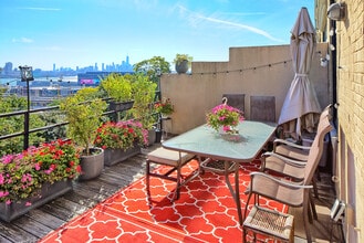 518 Gregory Ave, Unit 102 in Weehawken, NJ - Building Photo - Building Photo