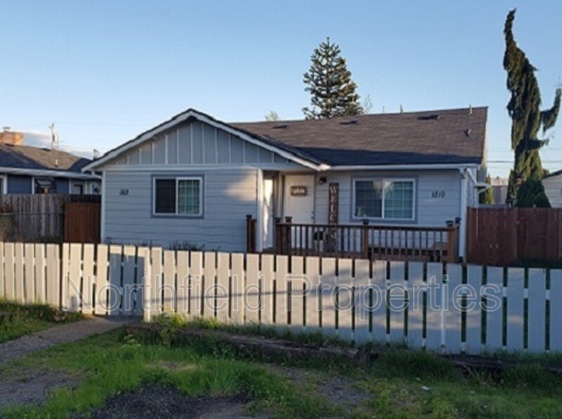 1812 5th St in Marysville, WA - Building Photo
