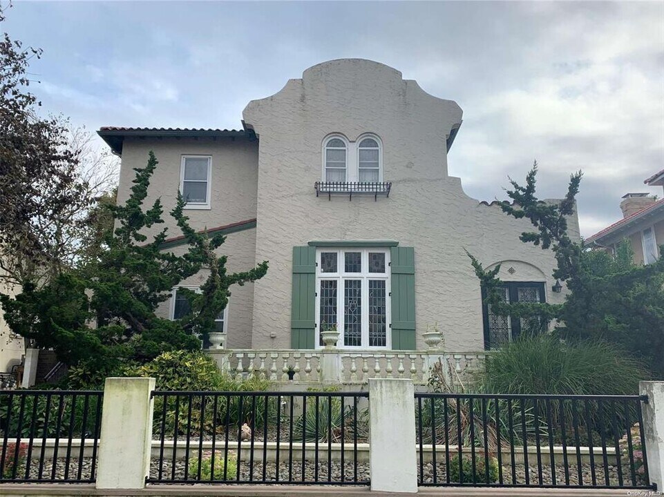 130 E Olive St in Long Beach, NY - Building Photo