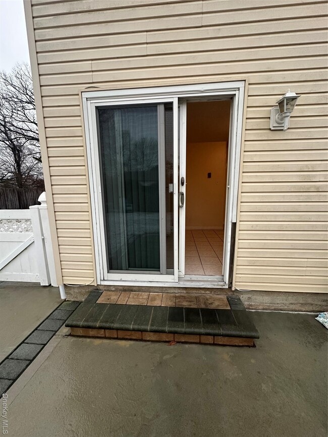 1 Huron Dr in Bay Shore, NY - Building Photo - Building Photo