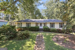 102 Hickory Dr in Peachtree City, GA - Building Photo