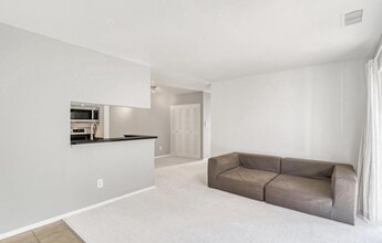 11711 Olde English Dr, Unit 11711A in Reston, VA - Foto de edificio - Building Photo