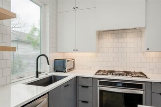 1206 Justin Ln in Austin, TX - Foto de edificio - Building Photo