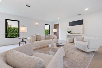 1320 Alhambra Cir in Coral Gables, FL - Building Photo - Building Photo