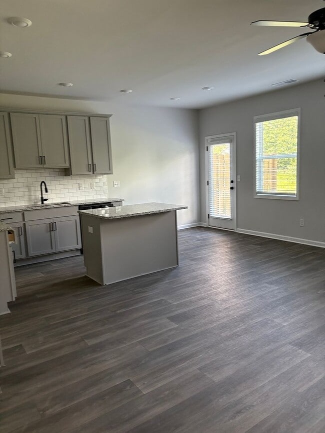 120 Lauren St in Adairsville, GA - Foto de edificio - Building Photo