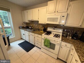 10165 Oakton Terrace Rd in Oakton, VA - Building Photo - Building Photo
