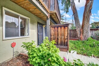 1060 Oak Grove Rd in Concord, CA - Foto de edificio - Building Photo