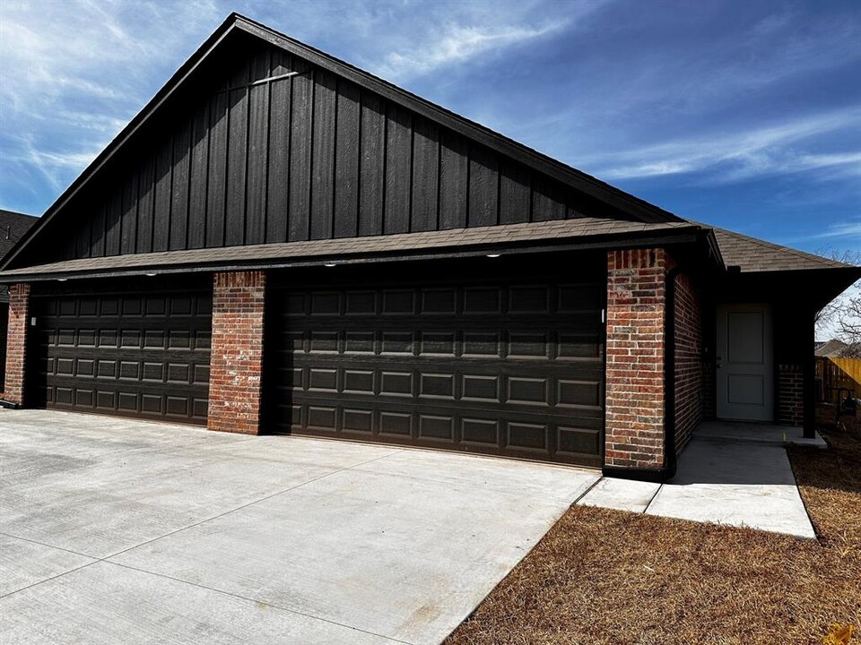 11619 Mackenzie Wy in Yukon, OK - Building Photo