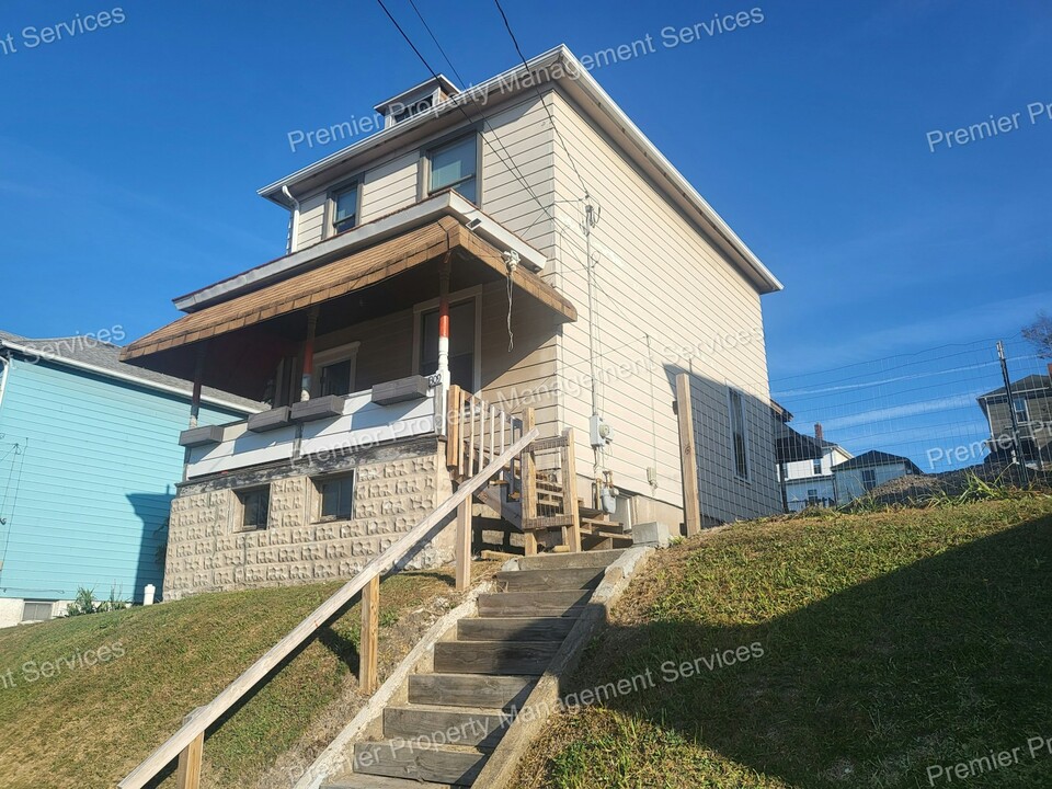 309 Bessemer Ave in Lyndora, PA - Foto de edificio