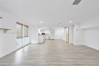7637 NW 17th Pl in Miami, FL - Building Photo - Building Photo