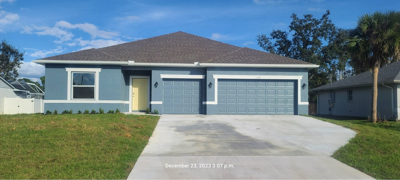 1230 McCrory St in North Port, FL - Building Photo