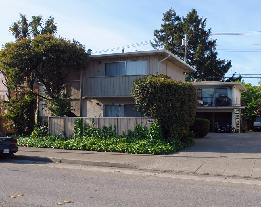 941 Rollins Rd in Burlingame, CA - Building Photo