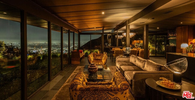 2505 Carman Crest Dr in Los Angeles, CA - Building Photo - Building Photo