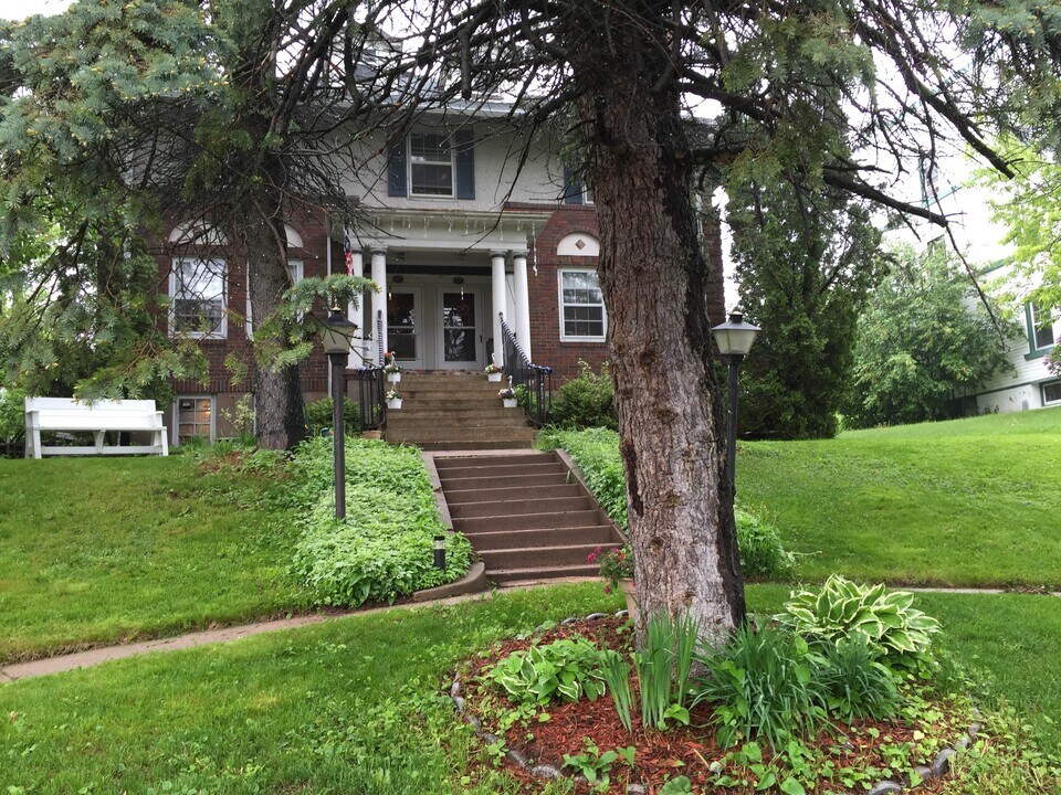 1823 E 5th St in Duluth, MN - Building Photo
