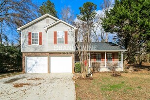 5222 Biffle Rd in Stone Mountain, GA - Building Photo