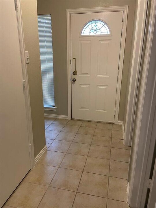 1437 Brook Meadow Cir in Lancaster, TX - Building Photo