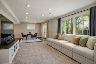 4324 Rustic Pl in Shoreview, MN - Foto de edificio - Building Photo