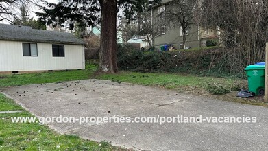 5806 SE Cesar Estrada Chavez Blvd in Portland, OR - Building Photo - Building Photo