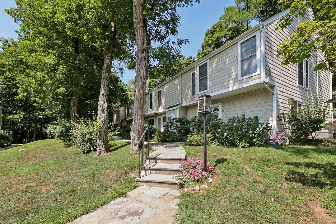 251 Weaver St in Greenwich, CT - Building Photo