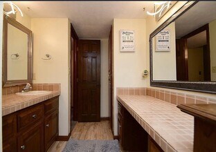 4955 Lakeshore Dr in Omaha, NE - Building Photo - Building Photo