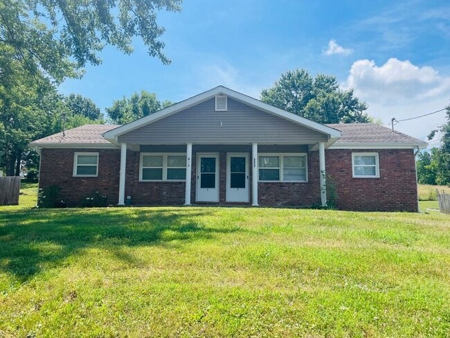 802 W Main St in Odessa, MO - Foto de edificio - Building Photo