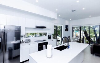 7107 NE 4th Ct in Miami, FL - Building Photo