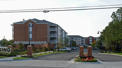 Somerset at Town Center Senior Apartments in Hampton, VA - Foto de edificio - Building Photo