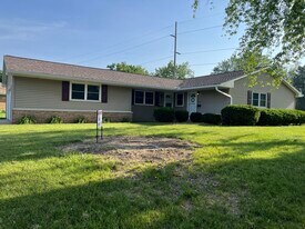823 W Teton Dr, Unit 823 Teton in Peoria, IL - Building Photo