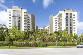 Moraya Bay in Naples, FL - Foto de edificio - Building Photo