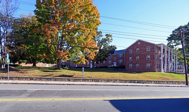 The Williamsburg in North Providence, RI - Foto de edificio - Building Photo