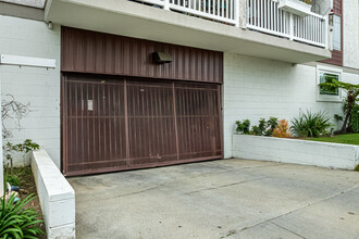 South Newport in Long Beach, CA - Foto de edificio - Building Photo