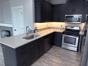 5253 SE Davis Rd in Hillsboro, OR - Building Photo - Building Photo