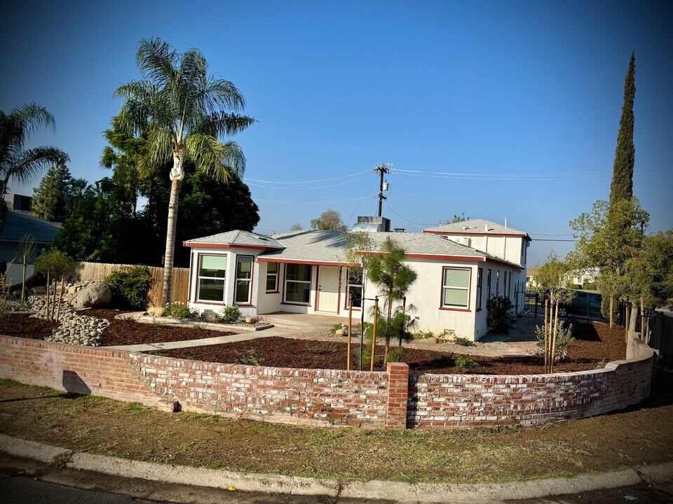 2230 Alta Vista Dr in Bakersfield, CA - Building Photo