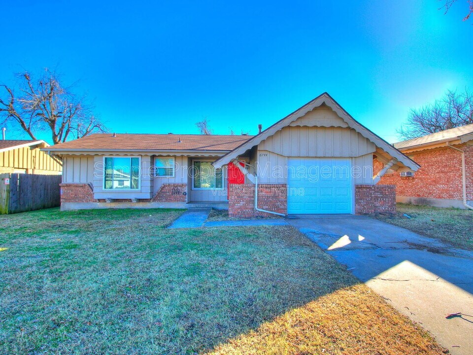 6744 NW 52nd St in Bethany, OK - Building Photo