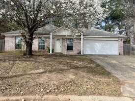 1200 Oakview Dr in Benton, AR - Building Photo