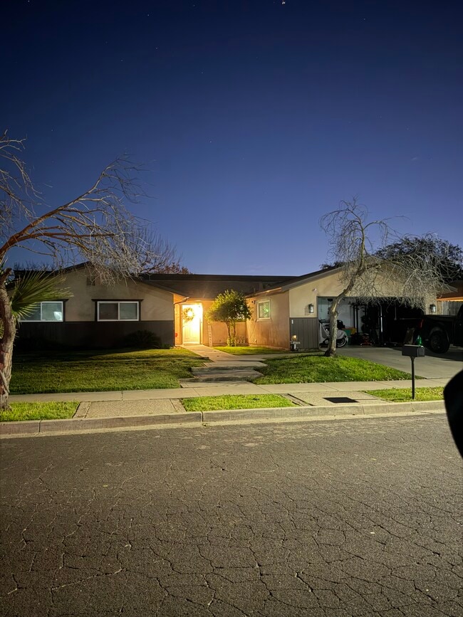 397 W Magnolia Ave in Hanford, CA - Building Photo - Building Photo