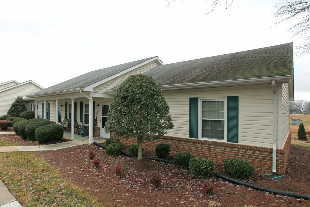 Crest Knolls in Taylorsville, NC - Foto de edificio