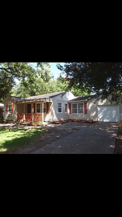 1307 Red Bud in La Marque, TX - Foto de edificio