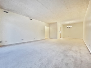 12900 W Heiden Cir in Lake Bluff, IL - Foto de edificio - Building Photo