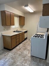 1801 Conifer Way, Unit 4 in Redding, CA - Building Photo - Building Photo