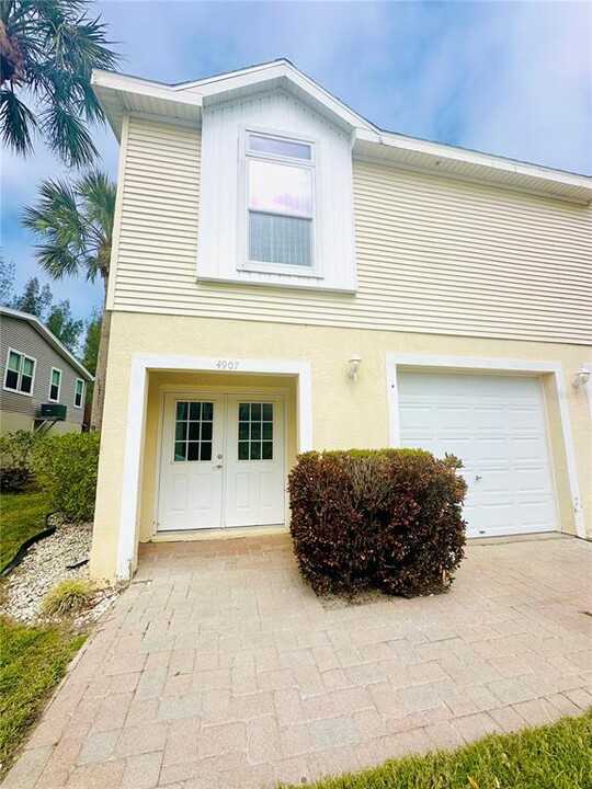 4907 Marina Palms Dr in Port Richey, FL - Building Photo